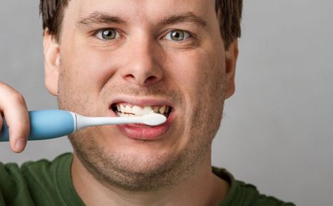 刷牙用力蛀牙找上门 七个坏习惯致蛀牙 蛀牙的原因 蛀牙怎么办 哪些坏习惯导致蛀牙